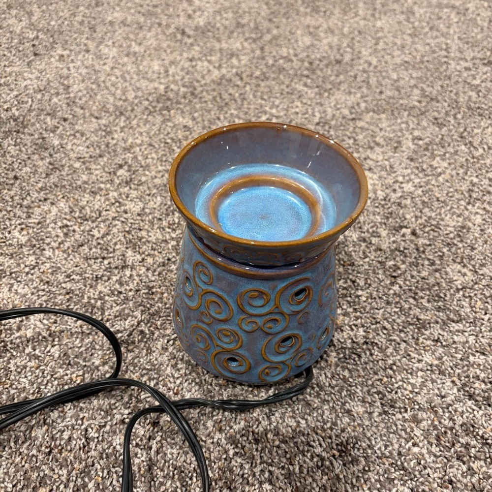 Scentsy “Lisbon” Warmer - Picture 2 of 6